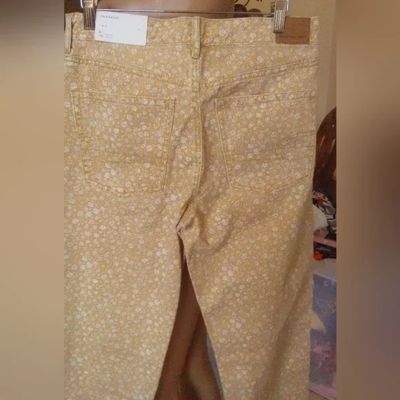 BNWT FLORAL JEANS BY AMERICAN EAGLE SZ. 6 HIGH RISE STRAIGHT LEG (TAN) FLOWERS - Picture 4 of 7